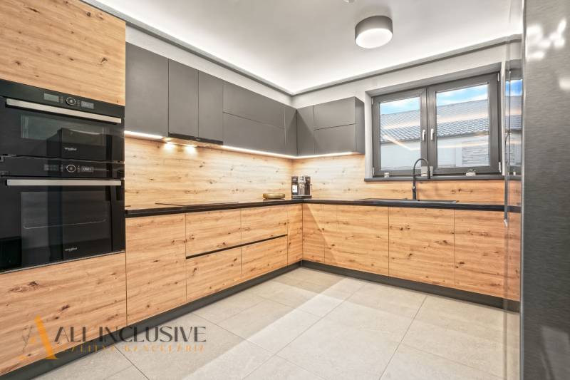 ALL INCLUSIVE I  4- IZBOVÝ RD SMART HOME NOVOSTAVBA- MOSTOVÁ (GA) - Kuchyňa rodinného domu s podlahou s dreveným dekorom a vstavanými spotrebičmi.