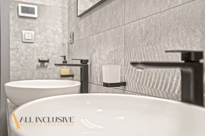 ALL INCLUSIVE I  4- IZBOVÝ RD SMART HOME NOVOSTAVBA- MOSTOVÁ (GA) - Dvojité umývadlá s čiernymi batériami na šedých kachličkách v rodinnom dome.