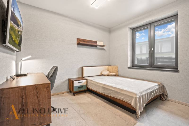 ALL INCLUSIVE I  4- IZBOVÝ RD SMART HOME NOVOSTAVBA- MOSTOVÁ (GA) - Spálňa v rodinnom dome s jednoduchým zariadením, písacím stolom a pohodlnou posteľou.