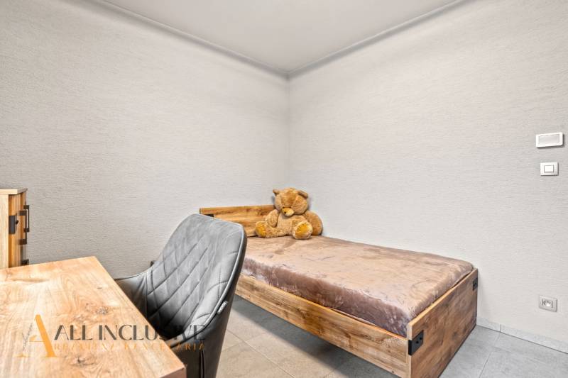 ALL INCLUSIVE I  4- IZBOVÝ RD SMART HOME NOVOSTAVBA- MOSTOVÁ (GA) - Jednoduchá izba v rodinnom dome s posteľou a plyšovým medveďom.