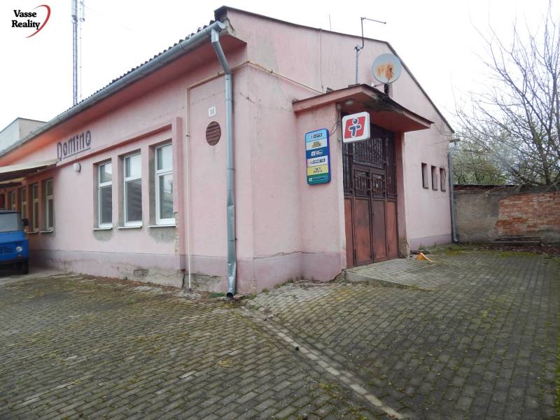  Podnikateľská príležitosť v obci Búč . - Ružová budova v Búči s nápisom 