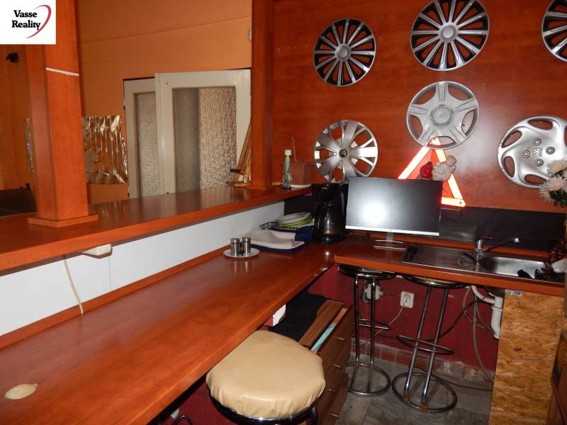  Podnikateľská príležitosť v obci Búč . - Interiér s barom a dekoráciou z puklíc na stene v gastro priestoroch.