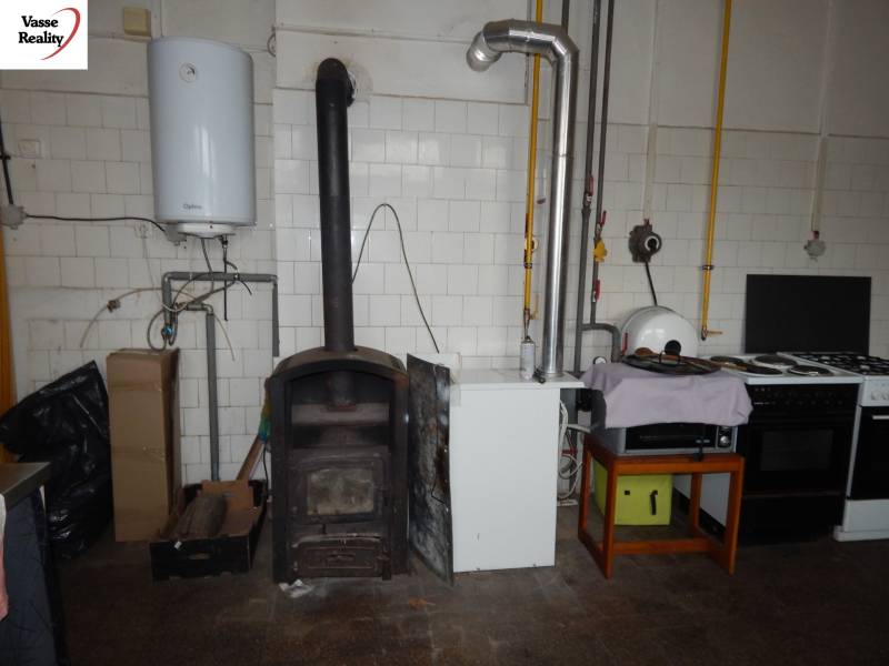  Podnikateľská príležitosť v obci Búč . - Gastro priestory s kachľovou pecou a spotrebičmi, podlaha s dreveným dekorom.