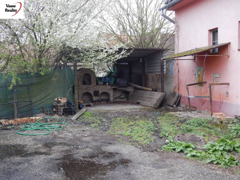  Podnikateľská príležitosť v obci Búč . - Exteriér v gastro priestoroch v Búči s starou pecou a jarnou vegetáciou.