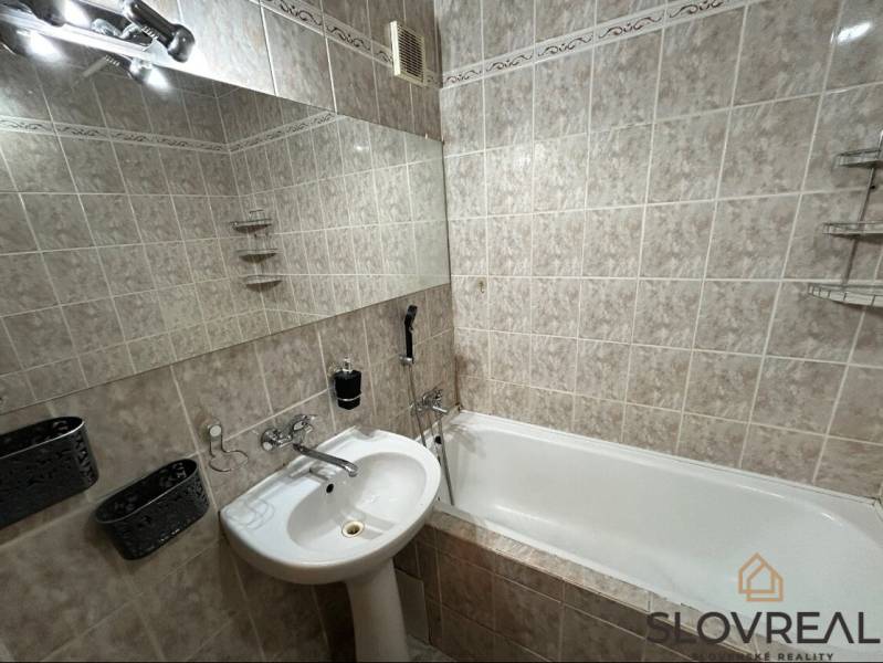 Na predaj 2i byt Levice - Kúpeľňa v 2-izbovom byte s vaňou a keramickým obkladom.