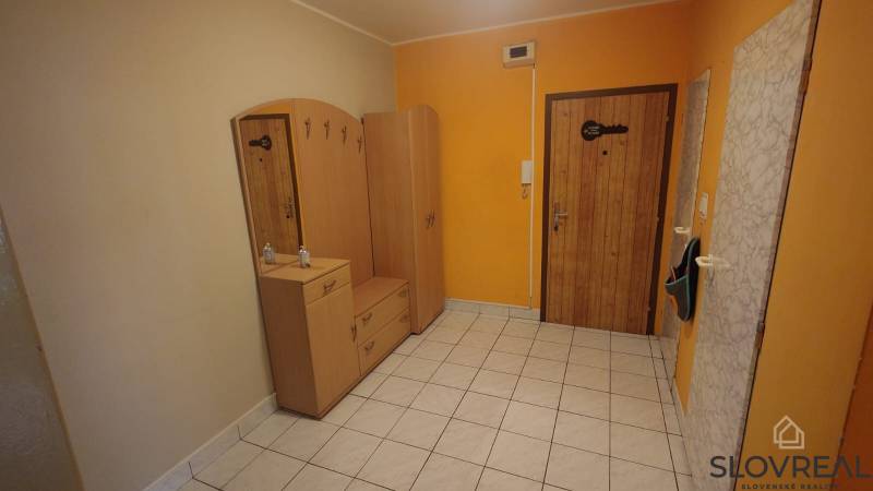 Na predaj 2i byt Levice - Chodba v 2-izbovom byte so vstavanými skriňami a dlažbou.