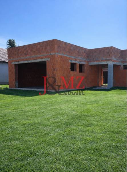 Na predaj výnimočný átriový rodinný dom s dvojgarážou v obci Dolná Seč - Nerozostavaný rodinný dom v Dolnej Seči s trávnatým pozemkom a základy z tehál.