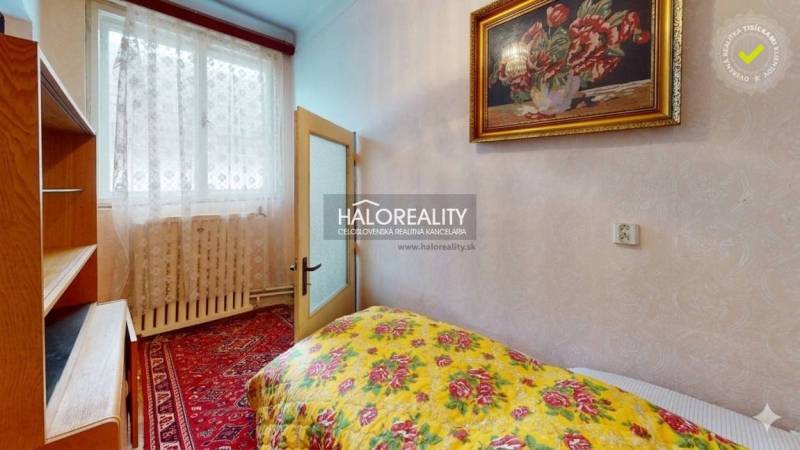 Predaj, rodinný dom Malé Leváre - EXKLUZÍVNE HALO RE... - Spálňa v rodinnom dome s orientálnym kobercom a kvetinovou posteľnou bielizňou.