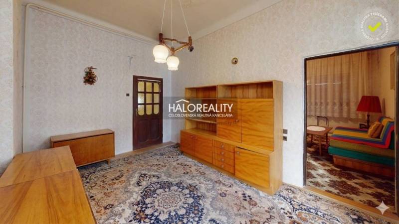 Predaj, rodinný dom Malé Leváre - EXKLUZÍVNE HALO RE... - Stena s dreveným nábytkom a vzorovaným kobercom v rodinnom dome.