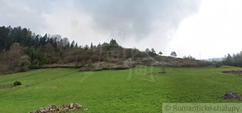 Slnečný pozemok pre vašu chatu v srdci Pienin – Havka - Zeleň v Havke s kopcami a stromami, ideálne pre pozemky - bývanie.