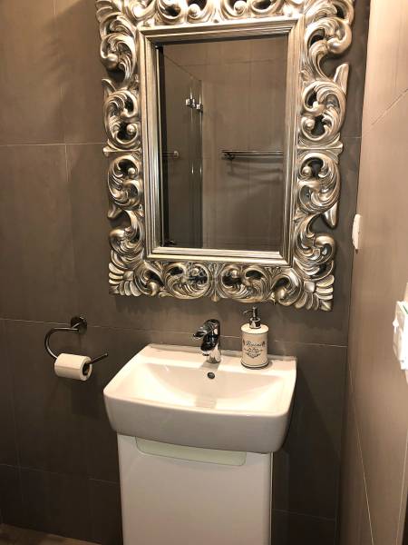 Na predaj apartmán s veľkou terasou Podhájská. - Kúpeľňa v garsónke s výrazným zrkadlom a umývadlom.