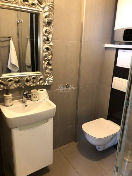 Na predaj veľký 49m2 apartmán Podhájská.  - Kúpeľňa v 2-izbovom byte s nadčasovým zrkadlom, umývadlom a závesným WC.