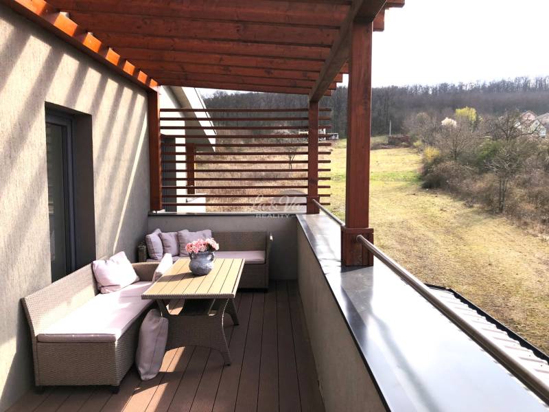 Na predaj veľký 49m2 apartmán Podhájská.  - Výhľad z terasy 2-izbového bytu v Podhájskej na Svätuši, s pohodlným sedením.