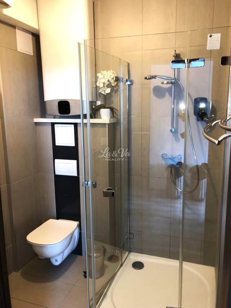 Na predaj veľký 49m2 apartmán Podhájská.  - Kúpeľňa v 2-izbovom byte so sprchovým kútom a závesnou toaletou.