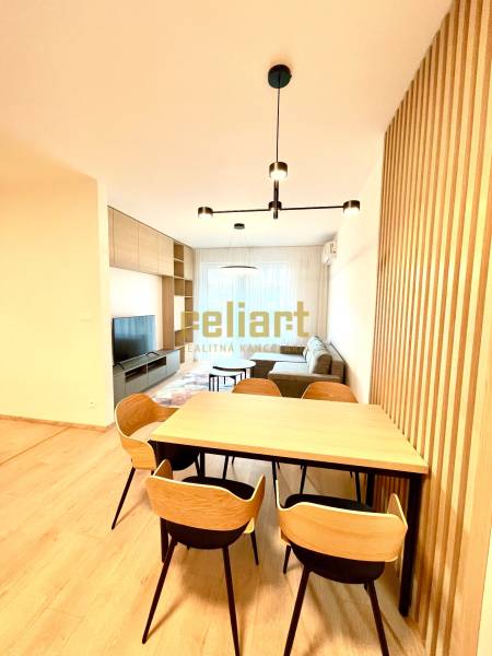 Bory:Na prenájom úplne nový, elegantný 2i byt/eng.text inside - Jedáleň s podlahou s dreveným dekorom v 2-izbovom byte.