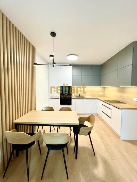 Bory:Na prenájom úplne nový, elegantný 2i byt/eng.text inside - Kuchyňa v 2-izbovom byte s podlahou s dreveným dekorom a jedálenským stolom.