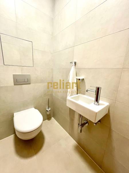 Bory:Na prenájom úplne nový, elegantný 2i byt/eng.text inside - Kúpeľňa v 2-izbovom byte s toaletou, umývadlom a svetlými obkladačkami.