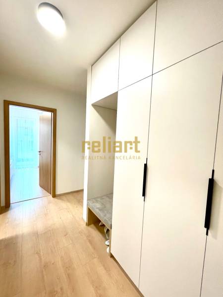 Bory:Na prenájom úplne nový, elegantný 2i byt/eng.text inside - Chodba 2-izbového bytu s bielou skriňou a podlahou s dreveným dekorom.