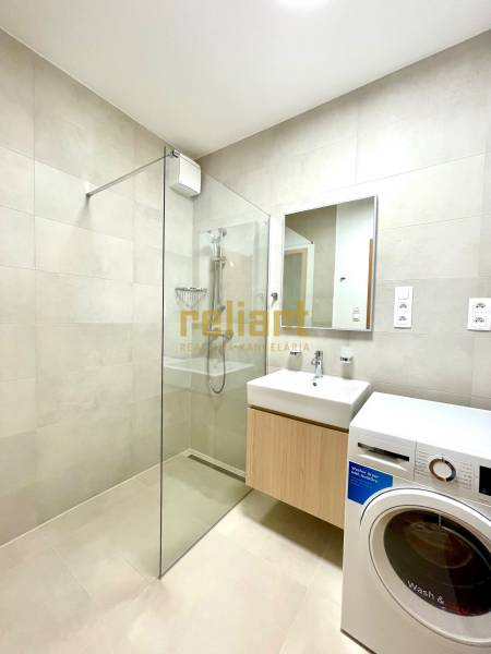 Bory:Na prenájom úplne nový, elegantný 2i byt/eng.text inside - Kúpeľňa so sprchovým kútom a práčkou v 2-izbovom byte.