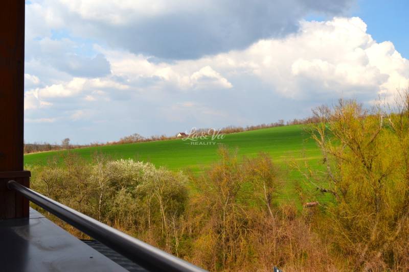 Na predaj štyri apartmány na jednom poschodí Podhájská - Výhľad z 2-izbového bytu na zelené polia v Podhájskej na Svätuši.
