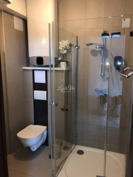 Na predaj štyri apartmány na jednom poschodí Podhájská - Kúpeľňa v 2-izbovom byte so sprchovacím kútom a toaletou, elegantná dekorácia.