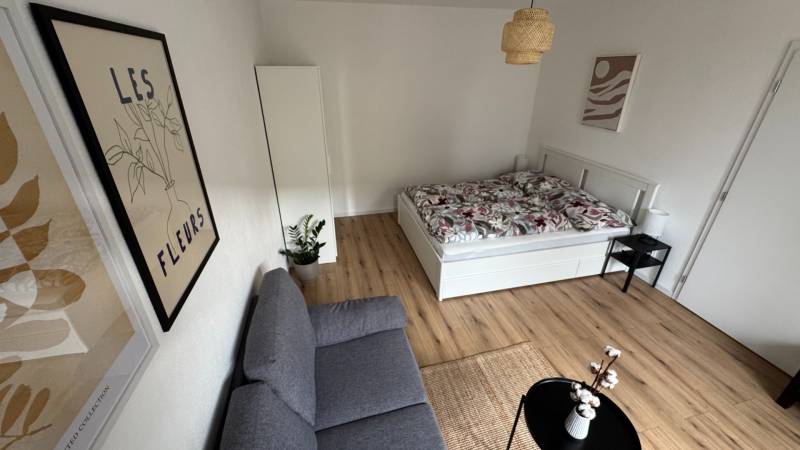 Exkluzívna ponuka moderného 1-izbového bytu s balkónom v meste Vráble - Svetlý 1-izbový byt s podlahou s dreveným dekorom a vkusnými dekoráciami.