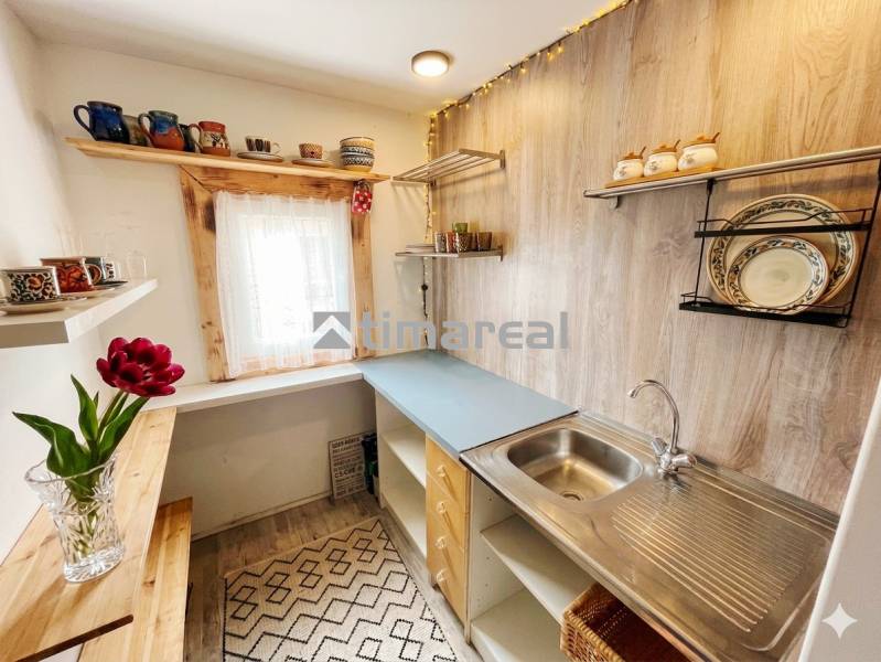 Bývanie v prírode, na dosah mesta, murov. chatka s celoročným využitím - Kuchyňa v rodinnom dome s policami a podlahou s dreveným dekorom.