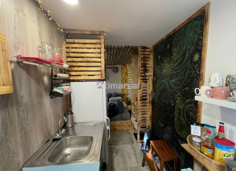 Bývanie v prírode, na dosah mesta, murov. chatka s celoročným využitím - Kuchynský kút s drevenými dekoráciami a poličkami, podlaha s dreveným dekorom.