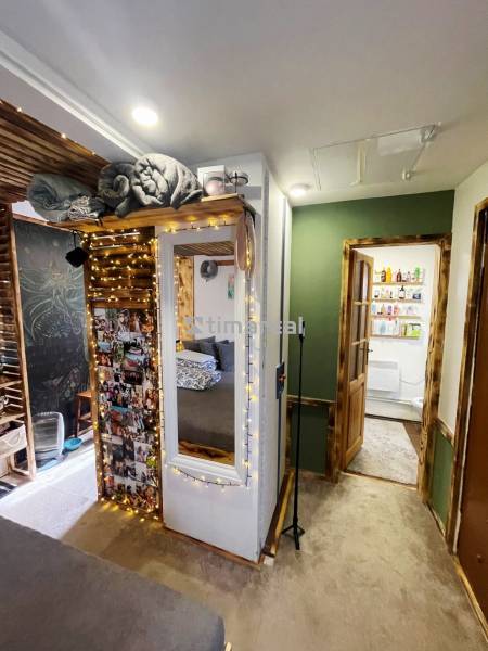 Bývanie v prírode, na dosah mesta, murov. chatka s celoročným využitím - Interiér rodinného domu s osvetlenými dekoráciami, zrkadlom a fotografiami na stene.