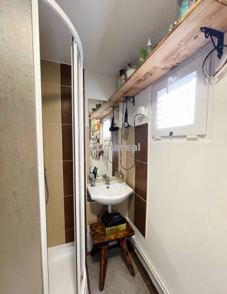 Bývanie v prírode, na dosah mesta, murov. chatka s celoročným využitím - Kompaktná kúpeľňa s drevenou policou a sprchovacím kútom v rodinnom dome.