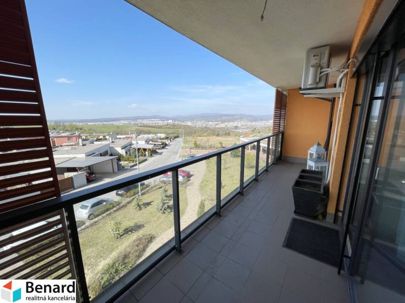 KOŠICE-2 IZBOVÝ BYT,NOVOSTAVBA,KOMPLET ZARIADENÝ,VL.PARK. MIESTO - Balkón 2-izbového bytu na Borievkovej ulici ponúka výhľad na Košice, mestskú časť Vyšné Opátske.