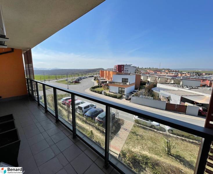 KOŠICE-2 IZBOVÝ BYT,NOVOSTAVBA,KOMPLET ZARIADENÝ,VL.PARK. MIESTO - Pohľad z balkóna na ulicu Borievková, Košice - mestská časť Vyšné Opátske.