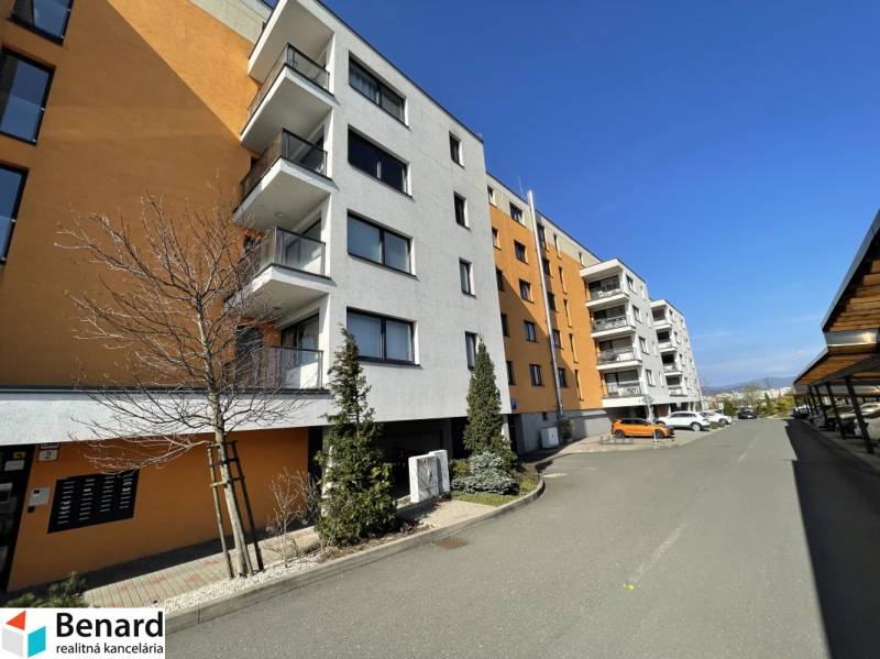 KOŠICE-2 IZBOVÝ BYT,NOVOSTAVBA,KOMPLET ZARIADENÝ,VL.PARK. MIESTO - Bytový dom na ulici Borievkova v Košiciach, mestská časť Vyšné Opátske, s parkovaním.