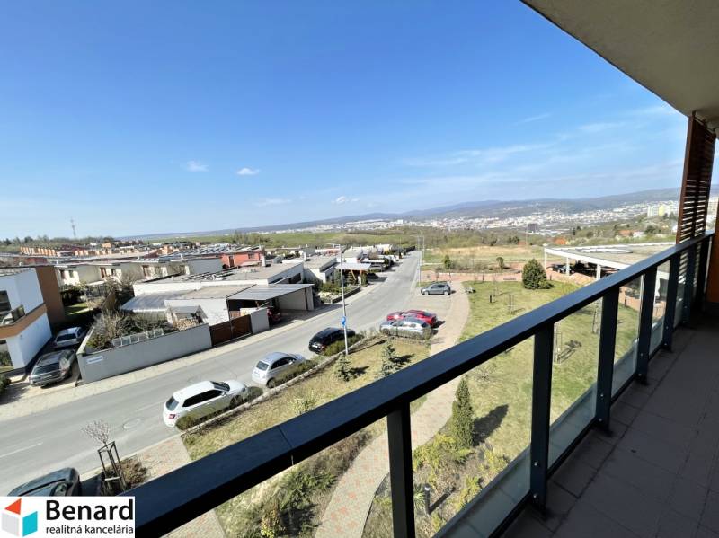 KOŠICE-2 IZBOVÝ BYT,NOVOSTAVBA,KOMPLET ZARIADENÝ,VL.PARK. MIESTO - Výhľad z balkóna na Borievkovej ulici v Košiciach, mestská časť Vyšné Opátske.