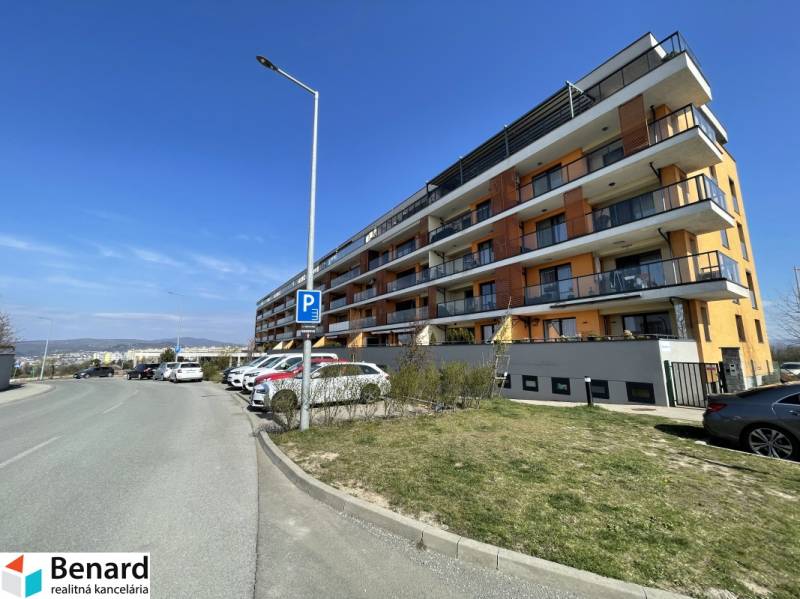 KOŠICE-2 IZBOVÝ BYT,NOVOSTAVBA,KOMPLET ZARIADENÝ,VL.PARK. MIESTO - Bytový dom na Borievkovej ulici, Košice - mestská časť Vyšné Opátske, so zaparkovanými autami.