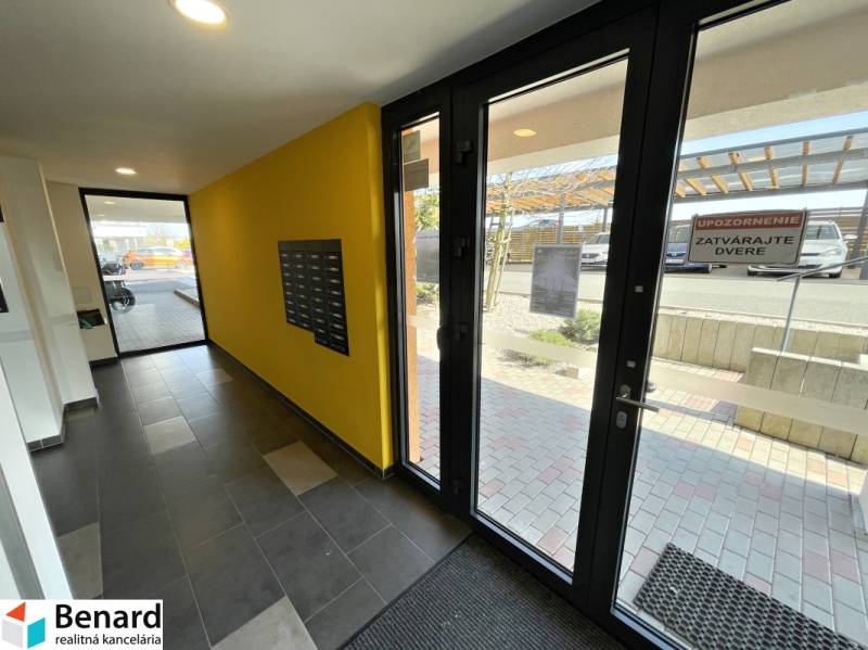 KOŠICE-2 IZBOVÝ BYT,NOVOSTAVBA,KOMPLET ZARIADENÝ,VL.PARK. MIESTO - Vstupná chodba so schránkami a presklenými dverami v 2-izbovom byte.