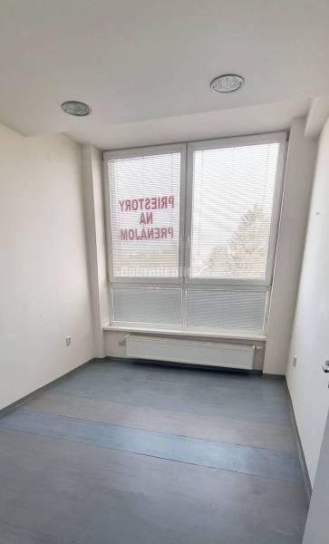 Dobré reality-na prenájom priestory 48,4 m2 a 30,90m2+ kúpelňa s wc, p - Malá kancelária s veľkými oknami a podlahou s dreveným dekorom.