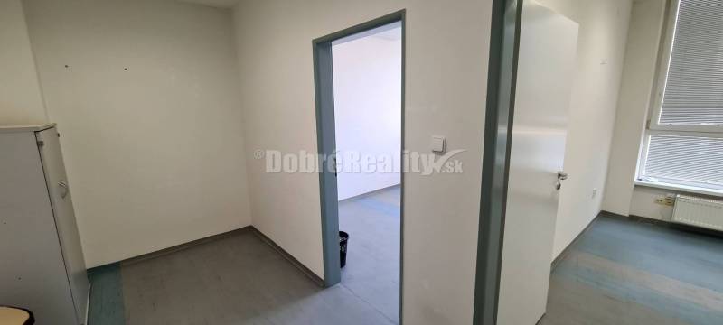 Dobré reality-na prenájom priestory 48,4 m2 a 30,90m2+ kúpelňa s wc, p - Úzke kancelárske priestory so sivou podlahou a bielymi stenami, vhodné pre pracovné aktivity.