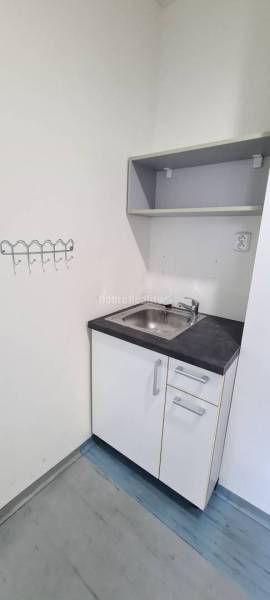 Dobré reality-na prenájom priestory 48,4 m2 a 30,90m2+ kúpelňa s wc, p - Kancelárie so skrinkou, drezom a policou, podlaha s dreveným dekorom.