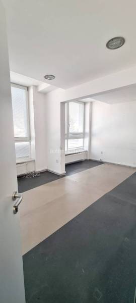 Dobré reality-na prenájom priestory 48,4 m2 a 30,90m2+ kúpelňa s wc, p - Kancelárie s veľkými oknami a šedou podlahou v neutrálnej farbe.