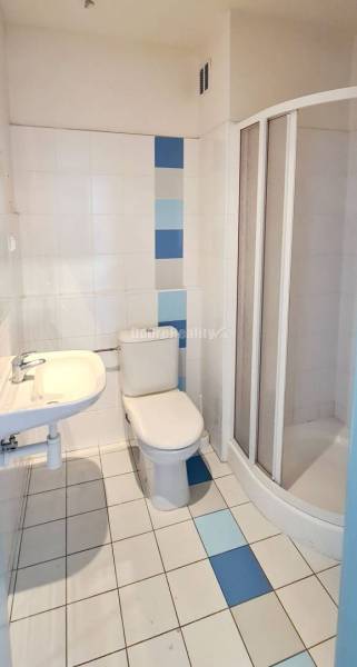 Dobré reality-na prenájom priestory 48,4 m2 a 30,90m2+ kúpelňa s wc, p - Kúpeľňa s toaletou, sprchovým kútom a umývadlom v kancelárii.