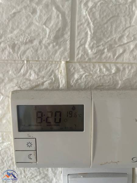 MH293- Na predaj 3 izbový byt v Hurbanove! - Regulátor teploty na bielej stene v 3-izbovom byte, zobrazuje 19,6 °C.