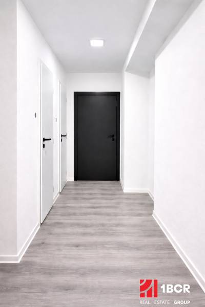 NOVÁ KOMPLET. REK., 3–IZB. BYT, PIVNICA, BALKÓN, DUKELSKÁ, BERNOLÁKOVO - Chodba so svetlými stenami a podlahou s dreveným dekorom v 3-izbovom byte.