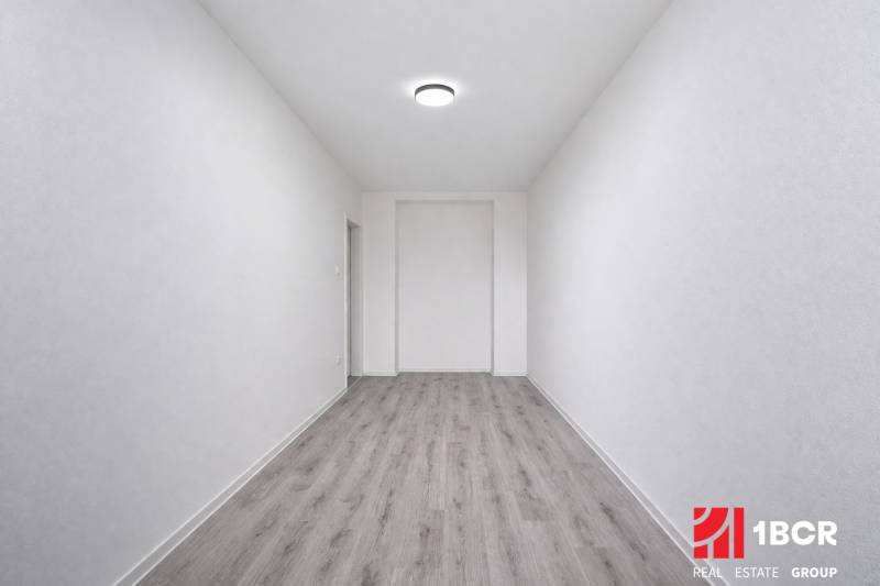 NOVÁ KOMPLET. REK., 3–IZB. BYT, PIVNICA, BALKÓN, DUKELSKÁ, BERNOLÁKOVO - Úzky priestor s podlahou s dreveným dekorom v 3-izbovom byte.