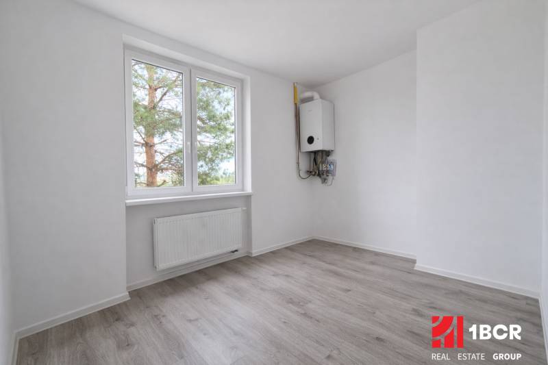 NOVÁ KOMPLET. REK., 3–IZB. BYT, PIVNICA, BALKÓN, DUKELSKÁ, BERNOLÁKOVO - Izba v 3-izbovom byte s podlahou s dreveným dekorom a radiátorom.