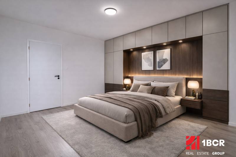 NOVÁ KOMPLET. REK., 3–IZB. BYT, PIVNICA, BALKÓN, DUKELSKÁ, BERNOLÁKOVO - Spálňa v 3-izbovom byte s kobercom, podlahou s dreveným dekorom a zabudovanými skrinkami.