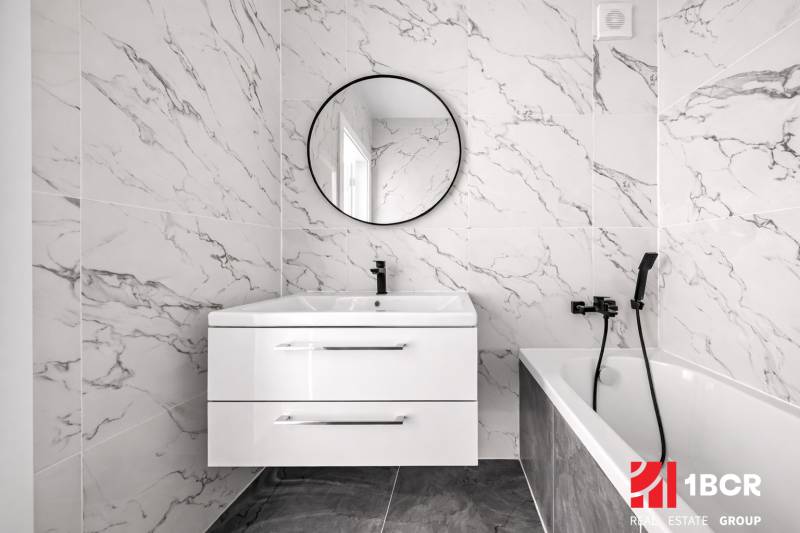 NOVÁ KOMPLET. REK., 3–IZB. BYT, PIVNICA, BALKÓN, DUKELSKÁ, BERNOLÁKOVO - Kúpeľňa v 3-izbovom byte s mramorovým obkladom, umývadlom a zrkadlom.