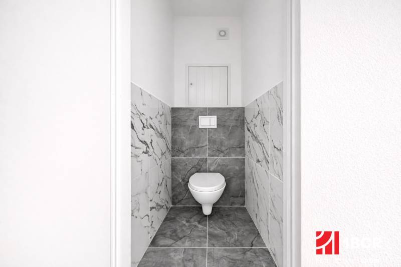 NOVÁ KOMPLET. REK., 3–IZB. BYT, PIVNICA, BALKÓN, DUKELSKÁ, BERNOLÁKOVO - Toaleta s mramorovými obkladmi v 3-izbovom byte.