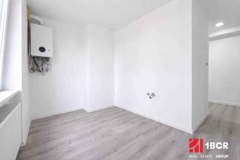 NOVÁ KOMPLET. REK., 3–IZB. BYT, PIVNICA, BALKÓN, DUKELSKÁ, BERNOLÁKOVO - Izba s kotlom a podlahou s dreveným dekorom v 3-izbovom byte.