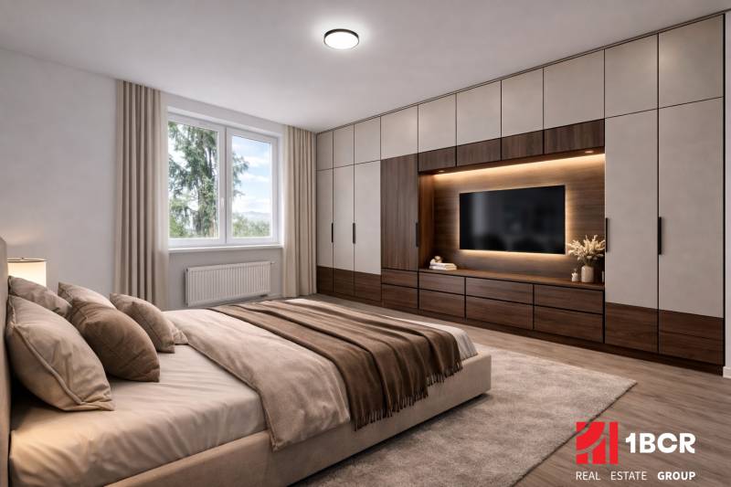 NOVÁ KOMPLET. REK., 3–IZB. BYT, PIVNICA, BALKÓN, DUKELSKÁ, BERNOLÁKOVO - Spálňa v 3-izbovom byte s veľkou posteľou, skrinkami a televízorom na stene.